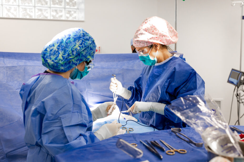 Una cirujana de Cosmetic Surgery Affiliates y su asistente realizan un aumento de senos cerca de Edmond, OK.